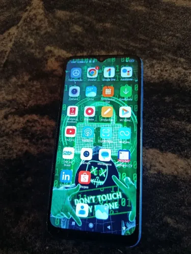 Quero vender esse celular, redmi 9c ele esta com a tela trincada mas não interfere em nada