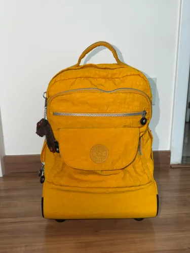 mochila kipling amarela com rodinhas