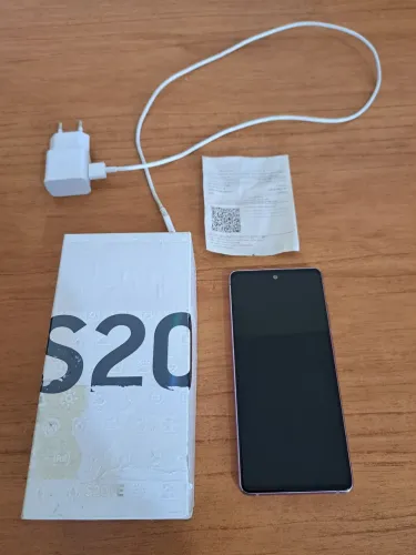 Galaxy S20 Fe com caixa, carregador e nota fiscal.