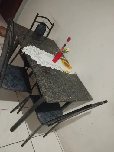 Vende-se Mesa De Quatro Cadeiras Pedra De Mármore 