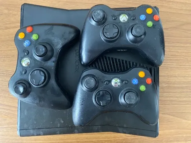 2 Consoles Xbox 360 + 3 Controles (para retirada de peças)
