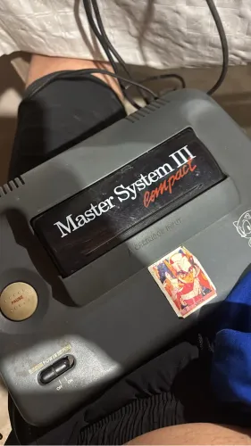 O console nas imagens é o Master System III Compact, TecToy Sega.