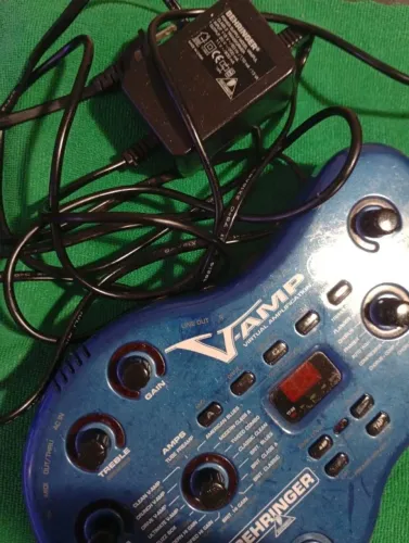 Pedaleira Behringer V AMP II