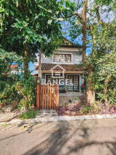 Excelente casa dentro de condomínio fechado em Vargem Pequena/RJ