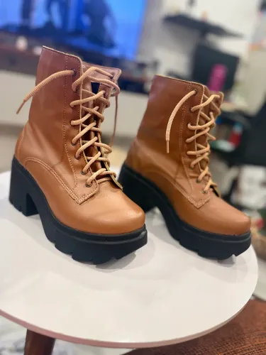 Bota caramelo cano médio 