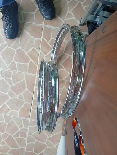 Par de aros cromados 4 originais Yamaha Lander /Ténéré ótimo estado
