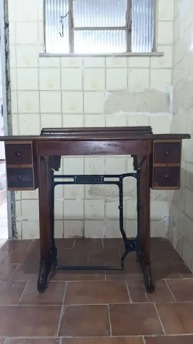 Gabinete de máquina de costura Singer