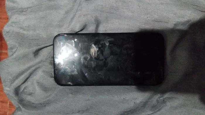 Iphone 15 com tela quebrada