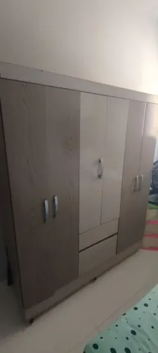 Guarda roupa usado, com rodinhas