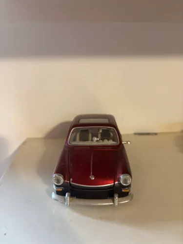 miniatura de carro do Volkswagen TL 1600 Fastback na cor vinho