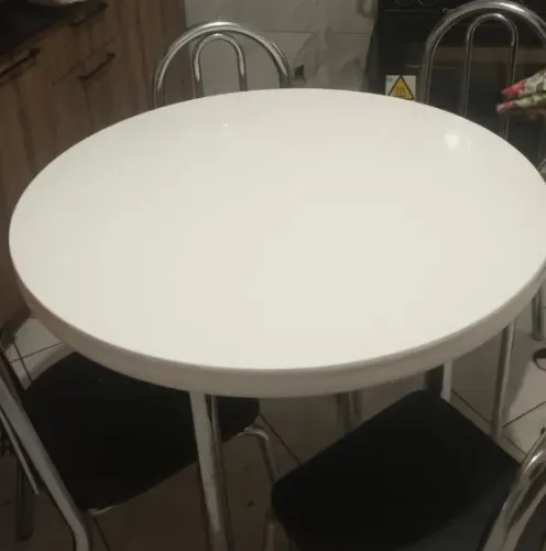 Geladeira mesa com 4 cadeiras 1micriondas um tanquinho com 1 centrífuga 