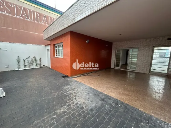 Casa comercial e residencial disponível para locação no bairro Bom Jesus em Uberlândia-MG
