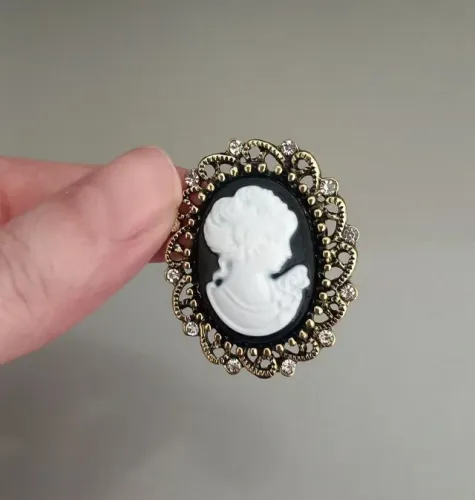 Broche de Camafeu Preto Detalhe Strass (novo)