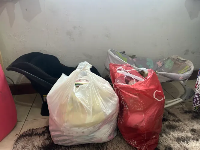 cadeirinhas + 2 sacolas de roupas