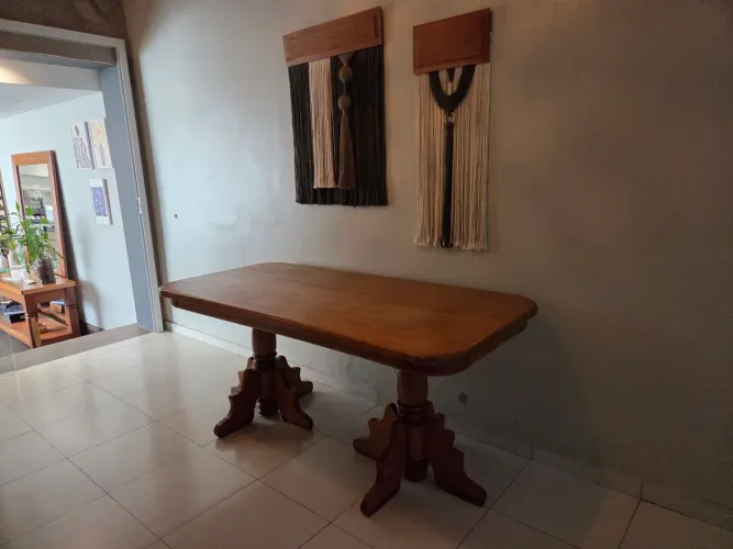 Vendo mesa de madeira torneada.