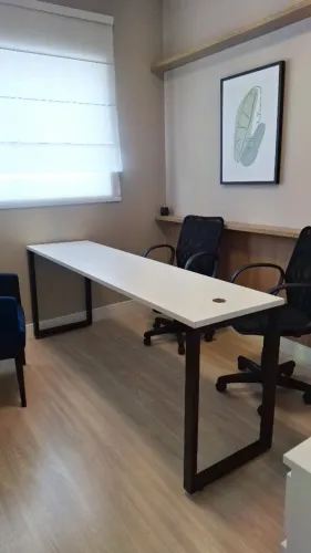 Mesa de Escritório Branca 2,00 m com Pés em Aço Preto - Showroom