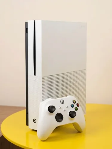 XBOX One S + controle Series S (excelente estado)