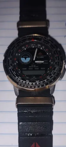 Relógio Citizen Enigmam 8945 raro está sem bateria mais funciona com detalhes na pulseira.
