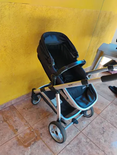 Carrinho de bebê com bb conforto (Moisés)