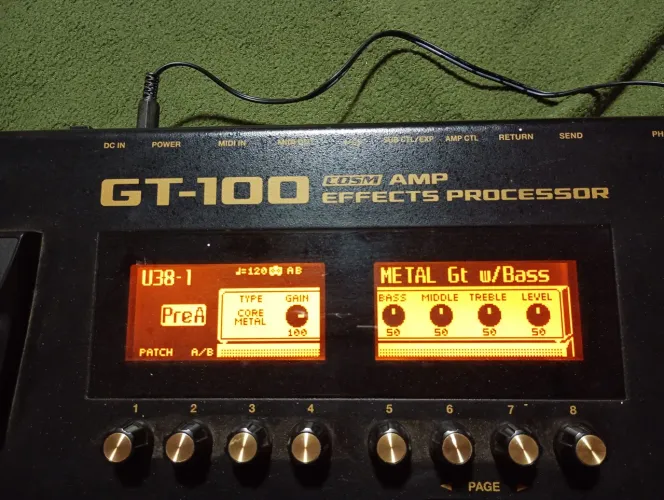 Pedaleira multiefeitos e simulador de amplificadores para guitarra
