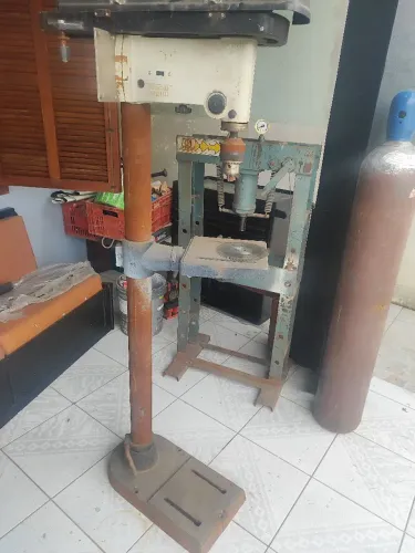 Furadeira de pedestal 