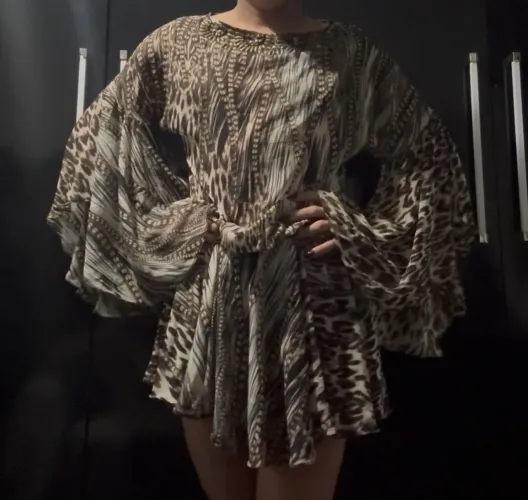 Vestido Curto Morena Rosa Party - Estampa Onça e Pedrarias (Tam M)