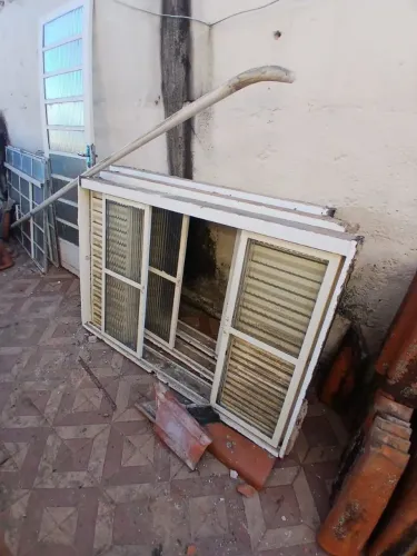Janelas e portas de ferro 300,00 todas (6) ou 50 reais cada
