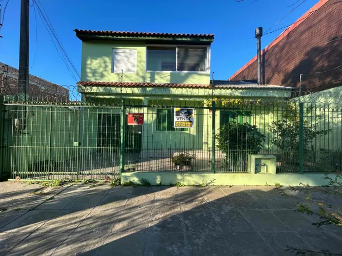 Sobrado no Balneário Valverde com 3 dorms (1 suíte), piscina, área gourmet, lareira e 2 va