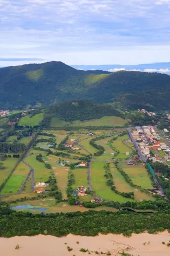Terreno de 911 m² à venda no Condomínio Costão Golf Ville em Florianópolis-SC