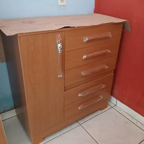 CÔMODA UMA PORTA E 4 GAVETAS NOVOS NA CAIXA FAZEMOS A ENTREGA GRÁTIS