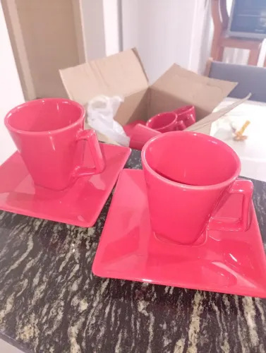 Jogo de pratos e xícaras Oxford - Vermelho