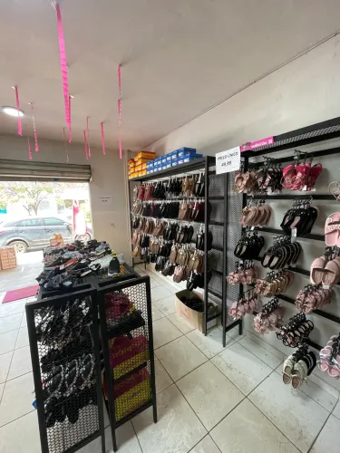 Grades/Prateleiras/Móvel para loja de calçados e roupa 