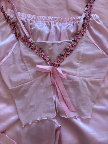 Pijama elegante em cetim rosa com flores