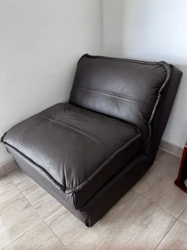 Sofa cama solteiro tipo tok&stok otimo estado. material tipo couro sintético.