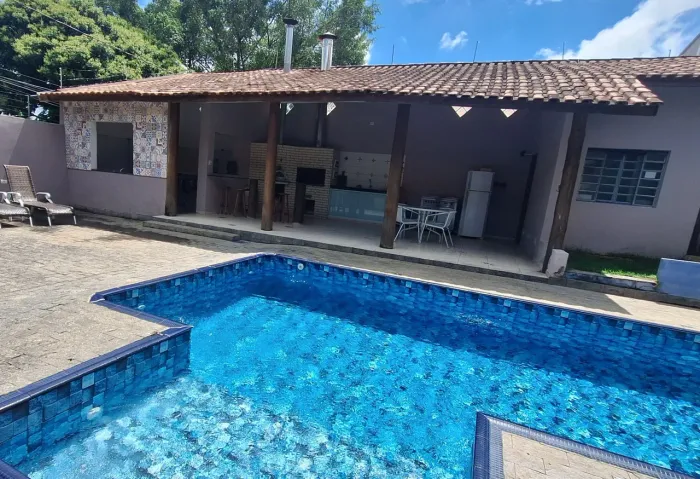 Casa com piscina e área gourmet, 03 quartos e 02 vagas de garagem.