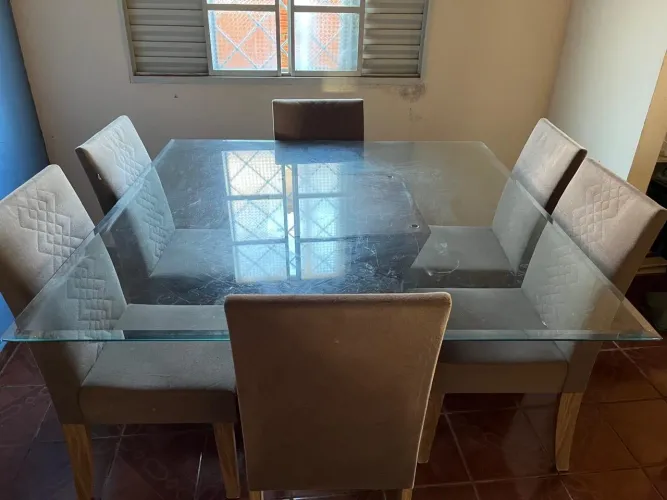 Mesa de vidro com seis cadeiras