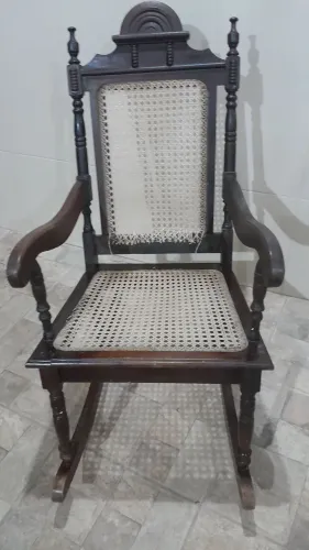 Cadeira de balanço de madeira