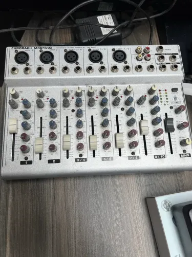 ? MESA DE SOM BEHRINGER EURORACK MXB1002 - R$ 350