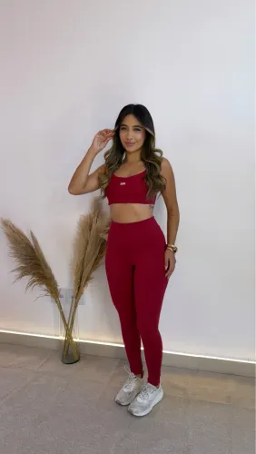 Conjunto calça e top vermelho vinho com detalhe nas costas