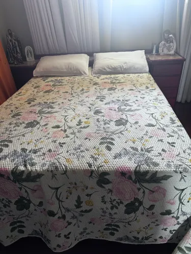 Vendo Cama de casal em madeira cor Mogno c/ colchão 