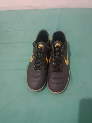 Tênis futsal, poucas marcas de uso.