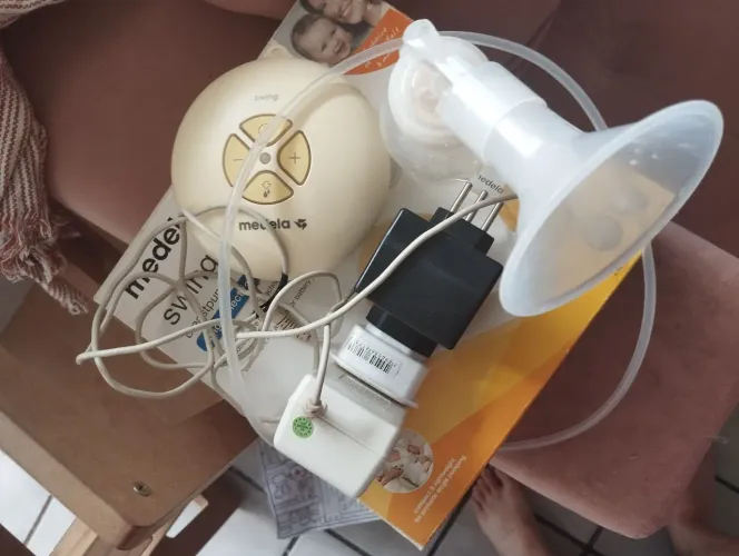 Bomba Tira Leite Medela Swing com adaptador