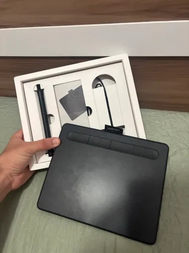 Mesa Digitalizadora Wacom Intuos CTL4100, Pequena, 4", Preto