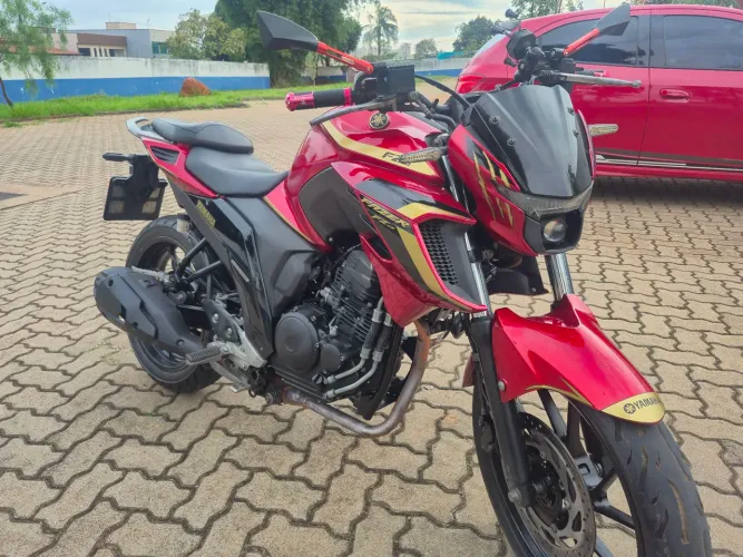 Moto Yamaha Fazer 250 conservada