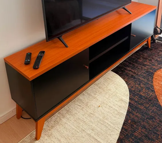 Rack Para Tv Até 75 Polegadas 2 Portas Itália 180cm Cor Preto/Cedro