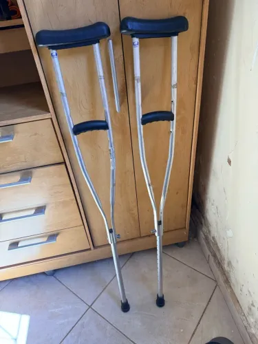 Par de muletas de metal