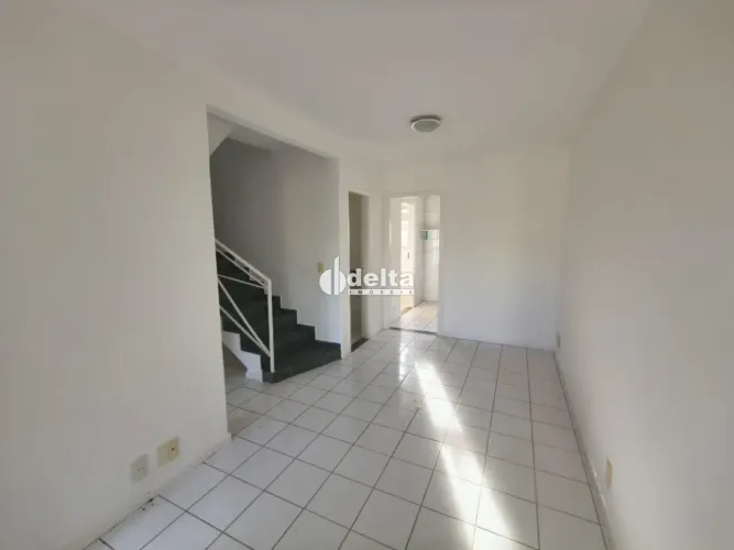 Casa em condomínio com 2 quartos disponível para venda e locação no bairro Jardim Karaíba 