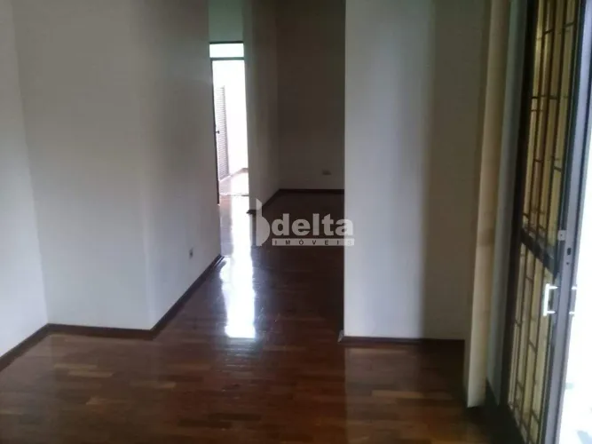 Casa residencial disponível para locação no bairro Osvaldo Rezende em Uberlândia-MG