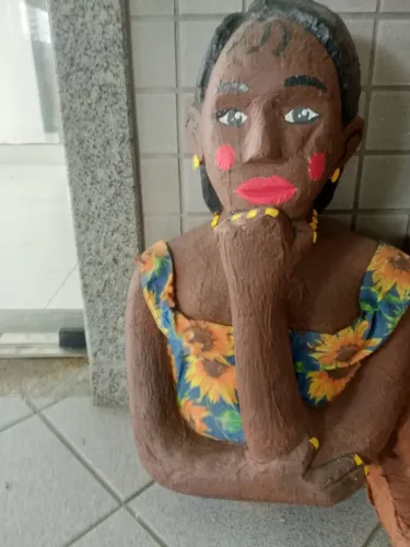Peça de Decoração Artesanal - Escultura Mulher com Girassóis (Feito à Mão)