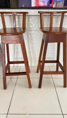 Vendo 2 banquetas de madeira